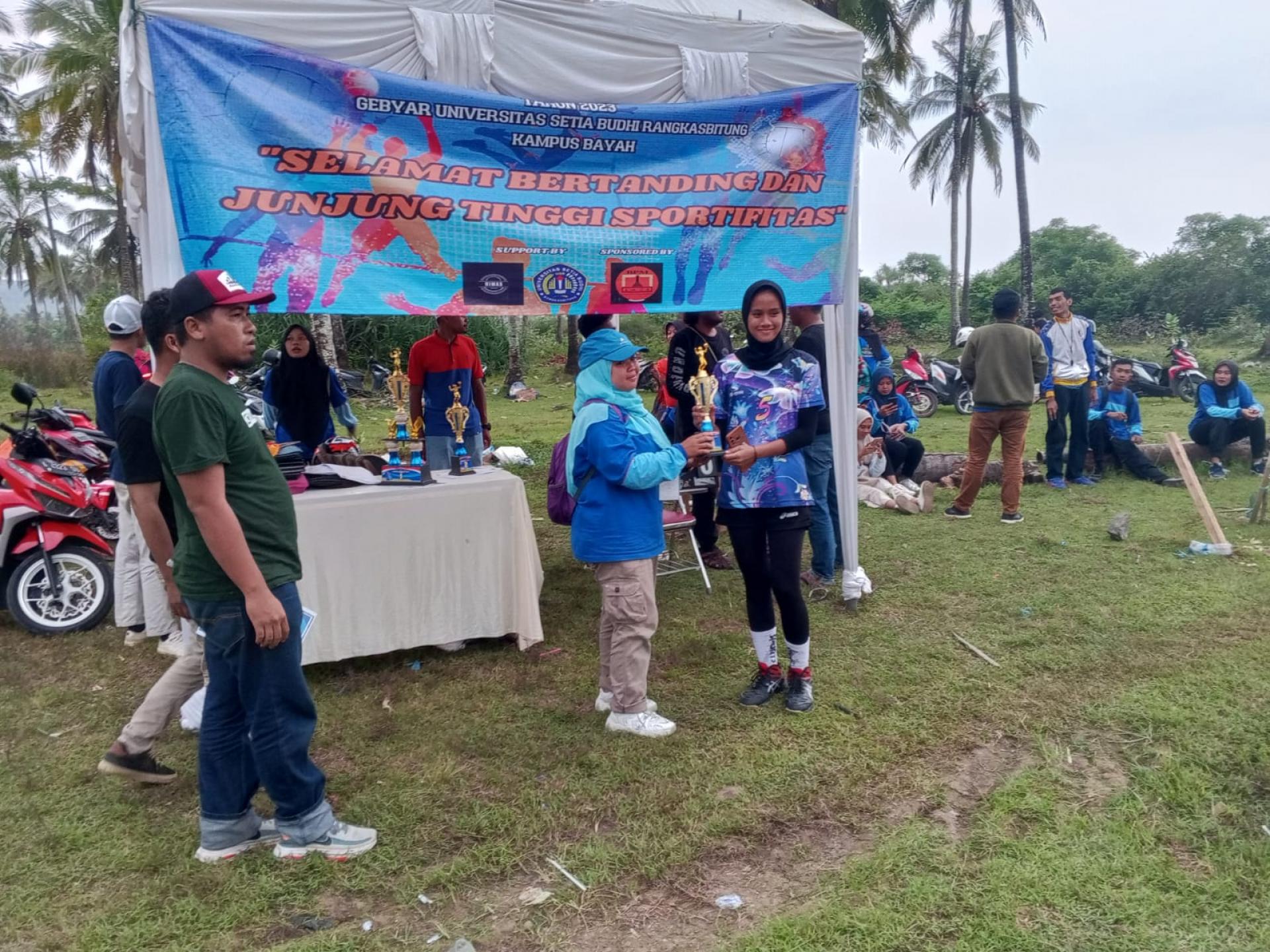 Tim Voli Putri SMAN 1 Panggarangan Meraih Juara 3 di Acara Gebyar Universitas Setia Budhi Rangkasbit